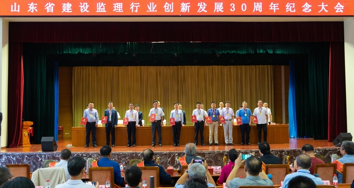 紀(jì)森領(lǐng)獎(jiǎng).jpg 紀(jì)森領(lǐng)獎(jiǎng).jpg